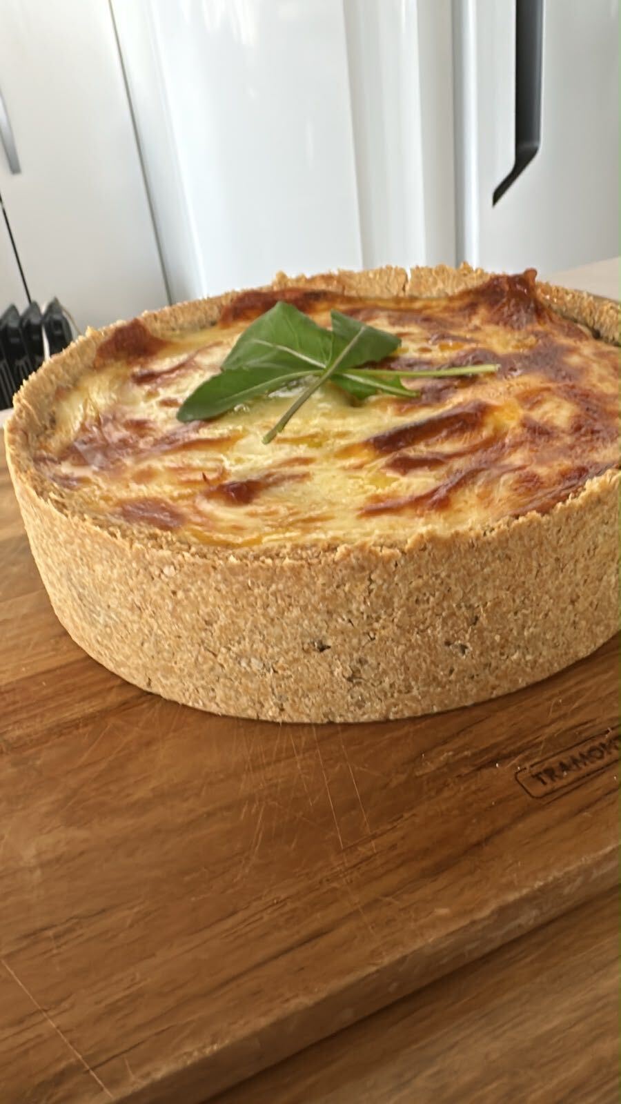 Torta artesanal vista de lado, mostrando a altura da massa crocante e a cobertura gratinada